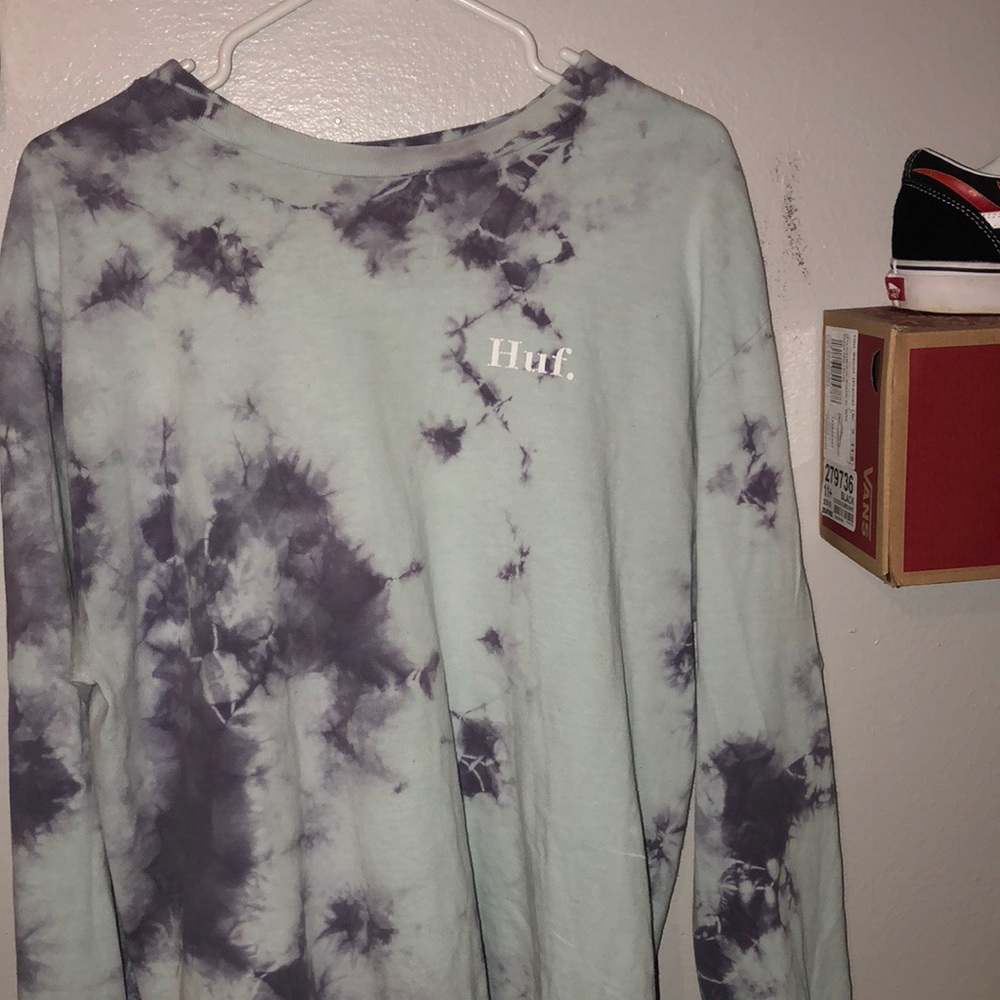 Huf worldwide long sleeve shirt.